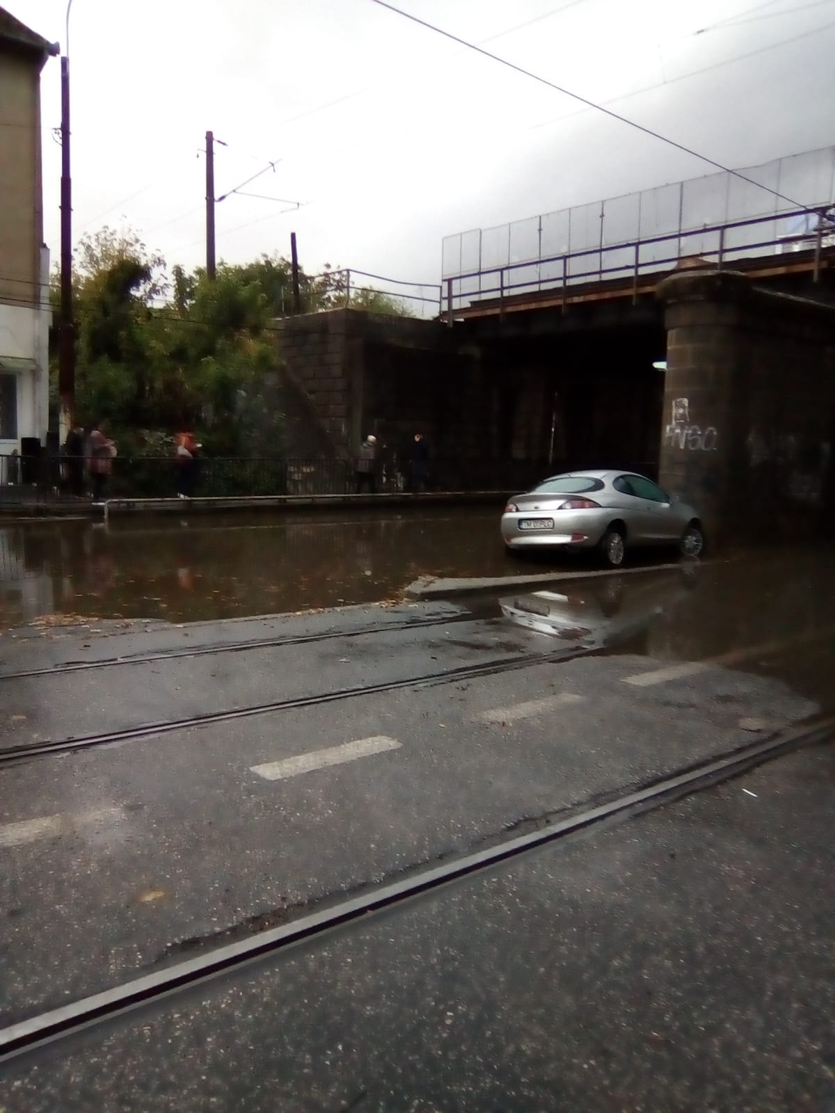 Străzi și curți inundate la Timișoara în urma ploii de dimineață