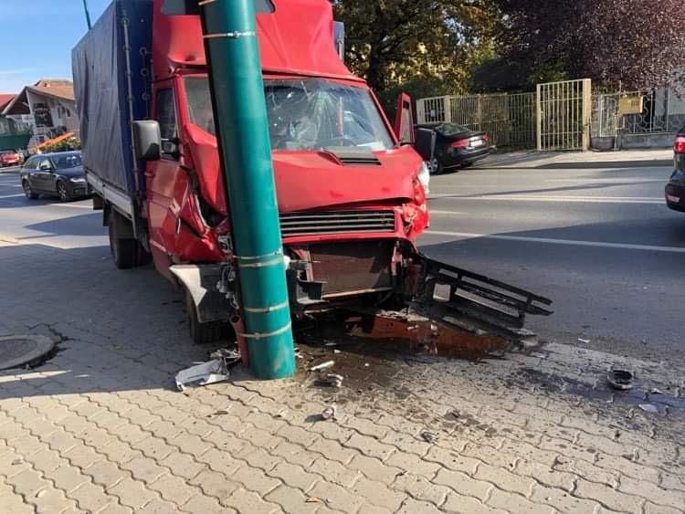 Femeie cu copil în cărucior la un pas să fie lovită de o mașină ricoșată în urma unui accident, în Calea Girocului din Timișoara