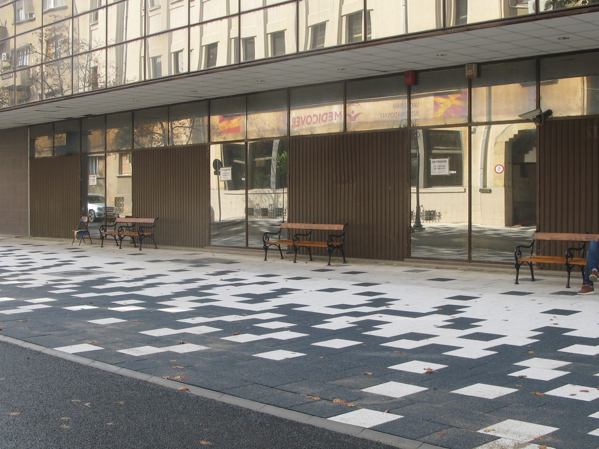 piateta bancpost centru trotuar patratele in spatele primariei 2