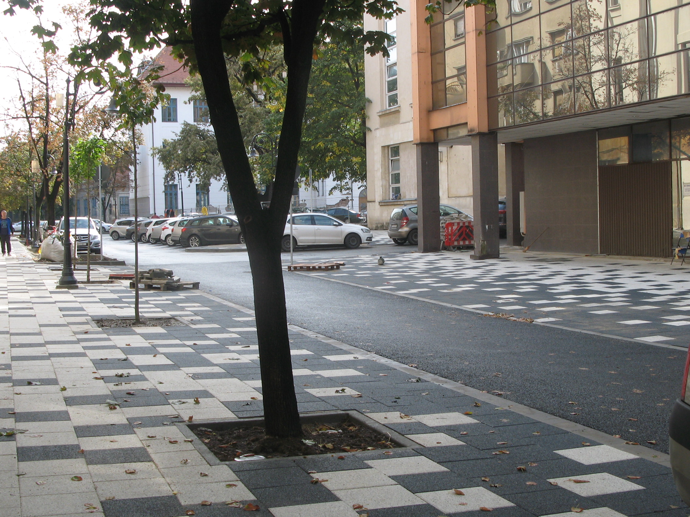 piateta bancpost centru trotuar patratele in spatele primariei 3