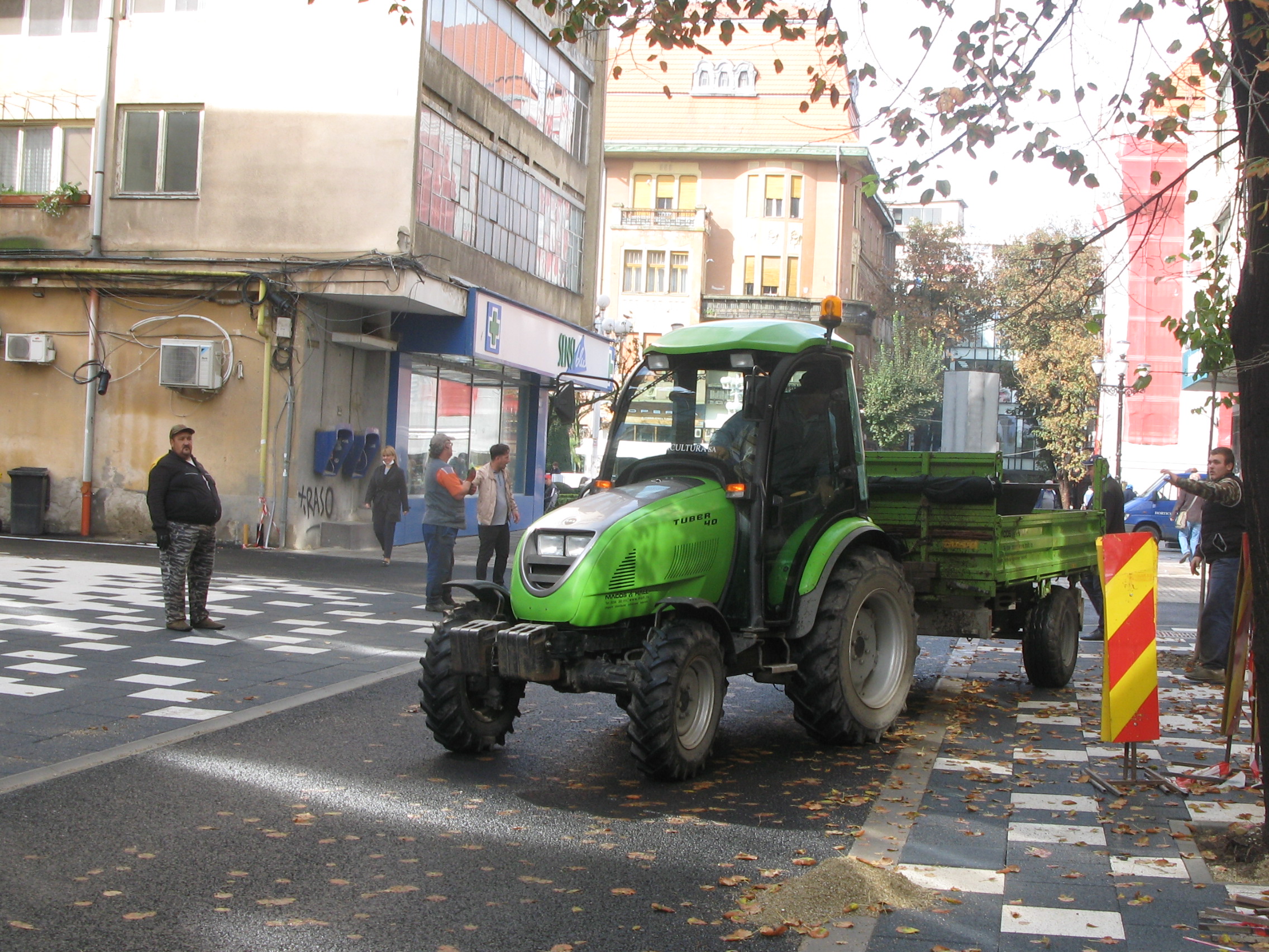 piateta bancpost centru trotuar patratele in spatele primariei 7