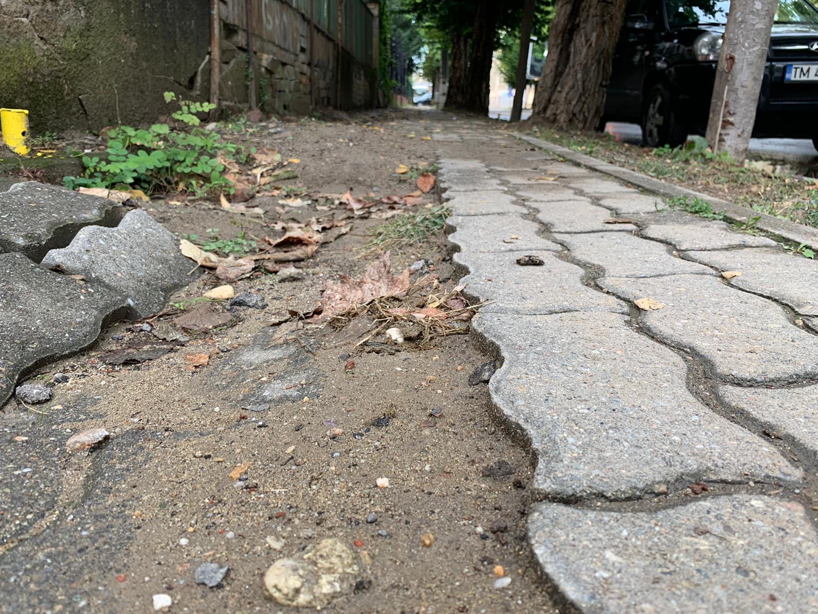 trotuare noroaie bd. mihai eminescu 10