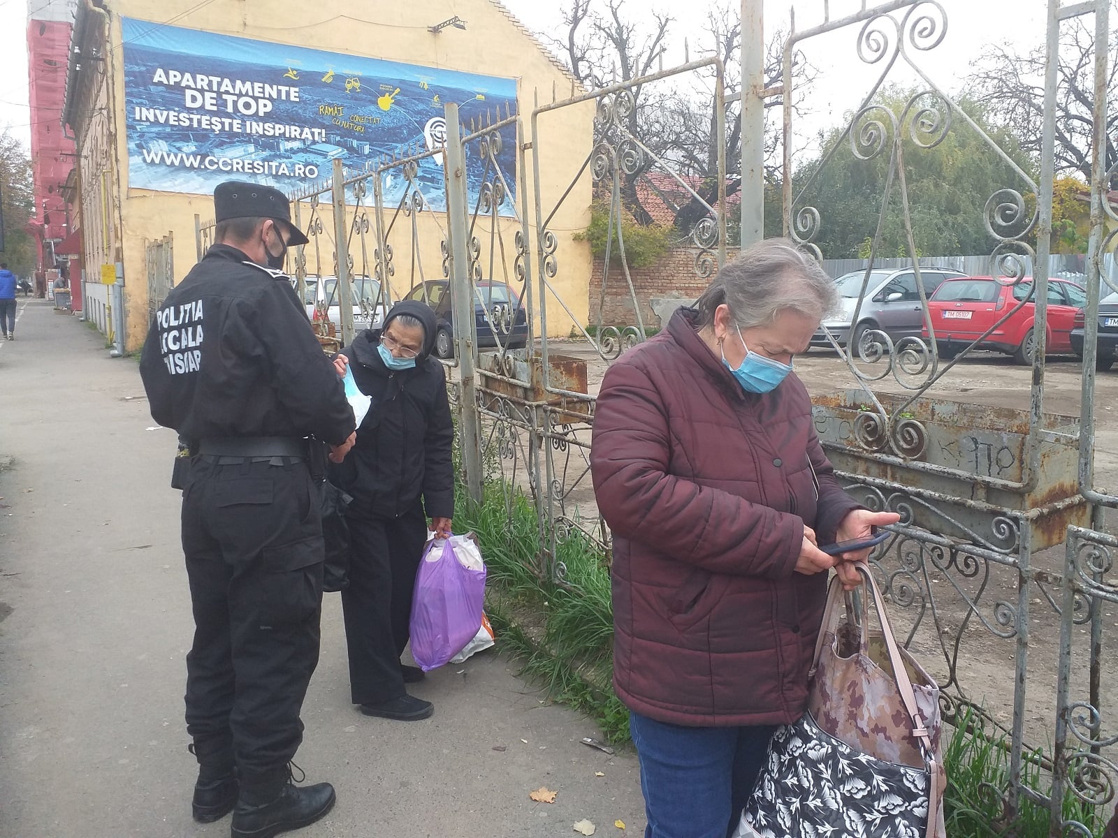 Poliția Locală revine: a împărțit măști vârstnicilor din mijloacele de transport în comun