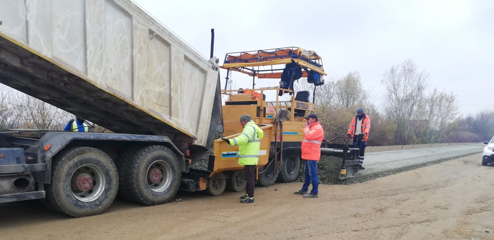 Pregătiri pentru primul strat de asfalt pe un sector din centura Timișoara Sud