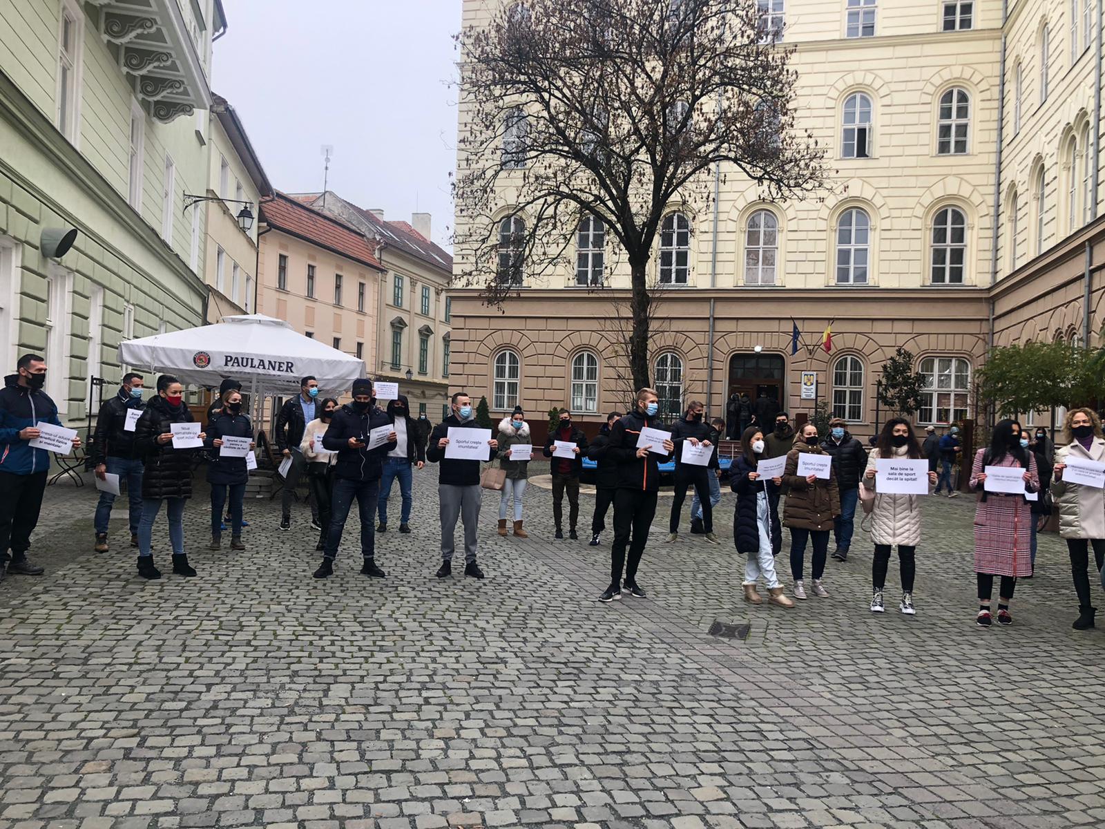 protest deschidere sali sport (7)
