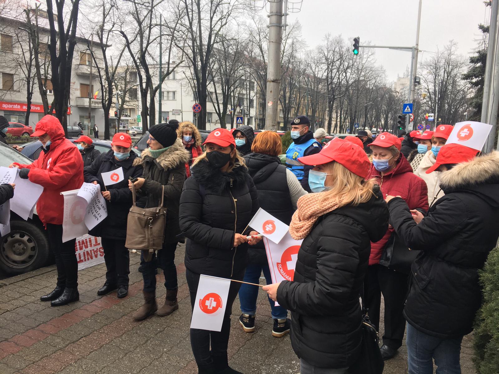 Zeci de angajați din sănătate protestează în stradă, la Timișoara