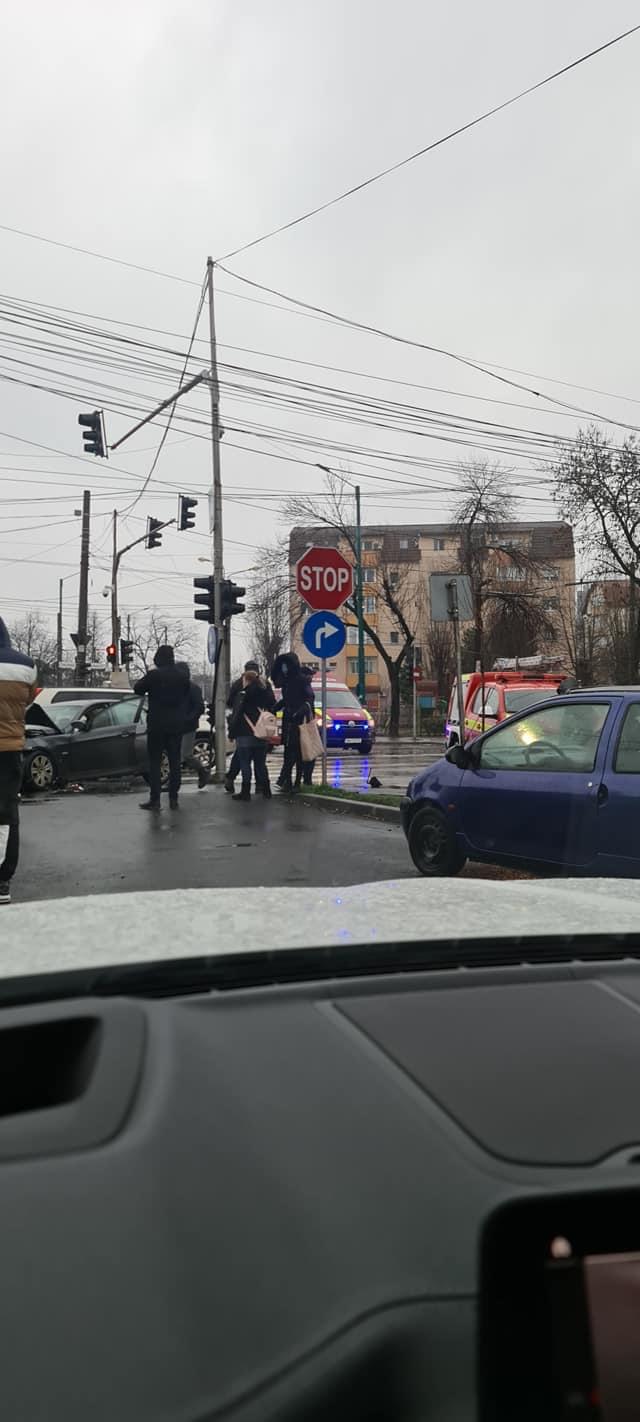 Accident cu două victime și trei mașini implicate în Calea Aradului