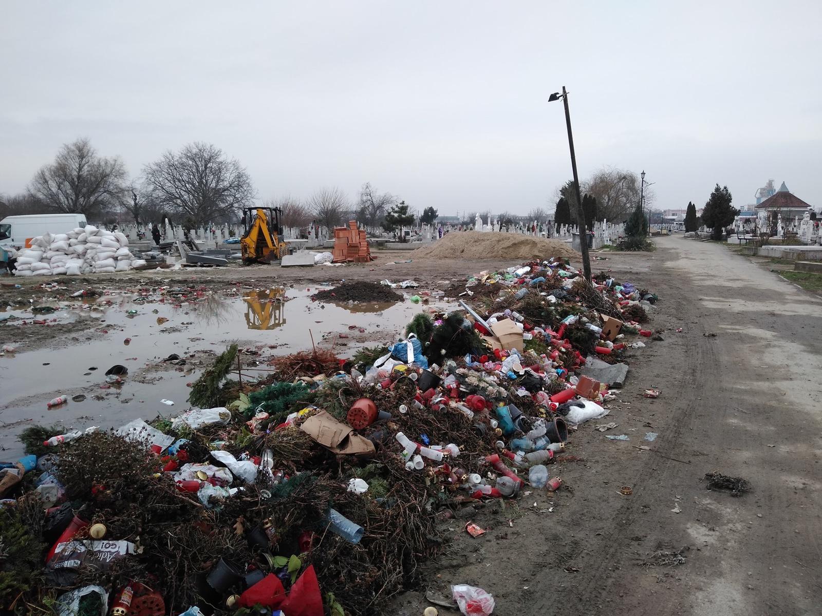 Cimitirul din Calea Buziașului, transformat în groapă de gunoi