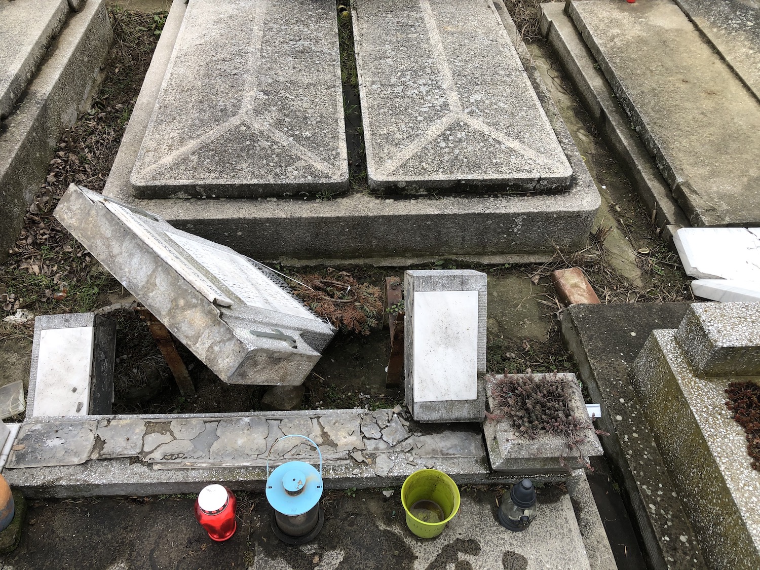 pietre funerare vandalizate cimitirul din calea sagului 4