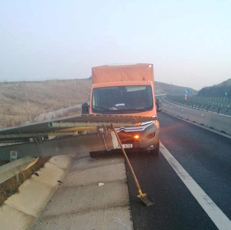 Camion răsturnat pe A6, lângă Lugoj