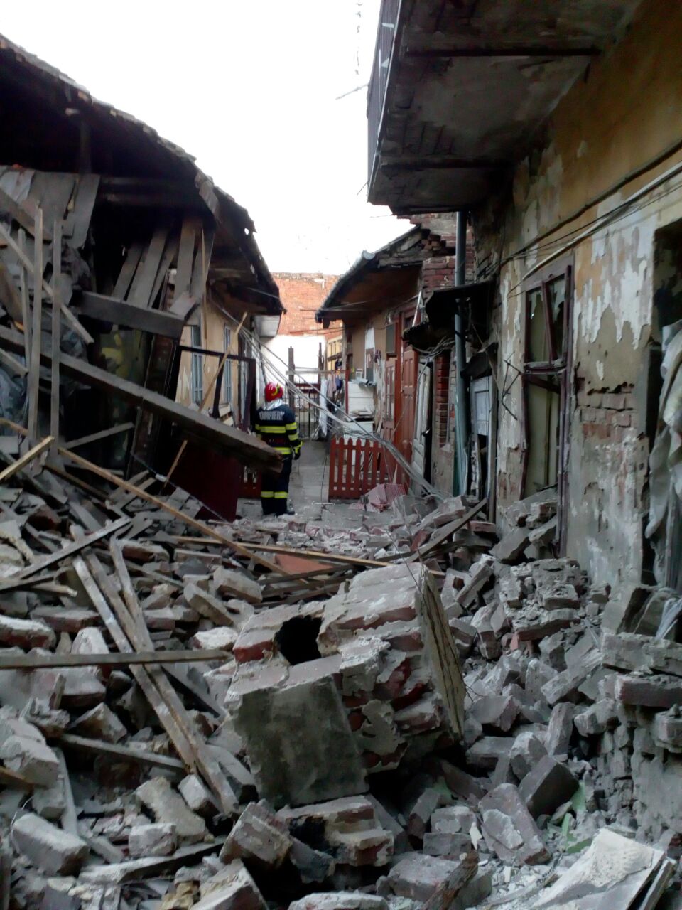 FOTO. Explozie într-o casă din Timișoara. Un bărbat a fost prins sub dărâmături