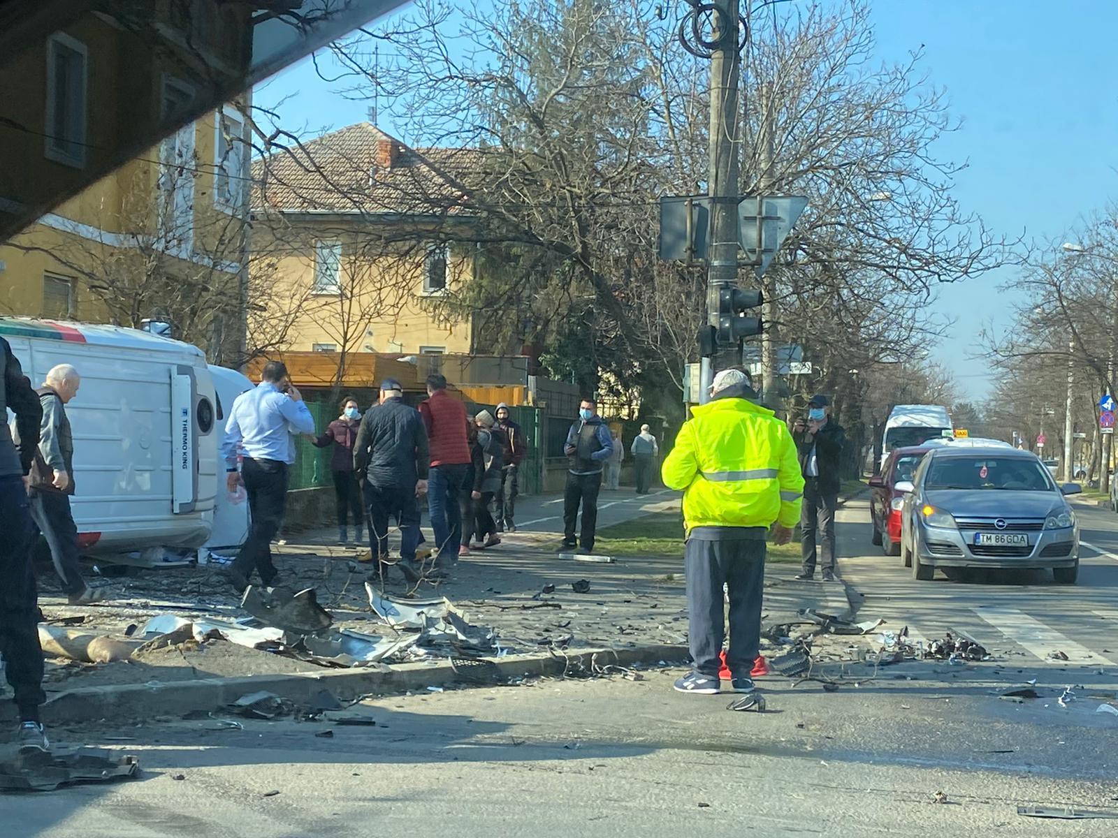 Accident cu trei victime și o autoutilitară răsturnată, la Timișoara