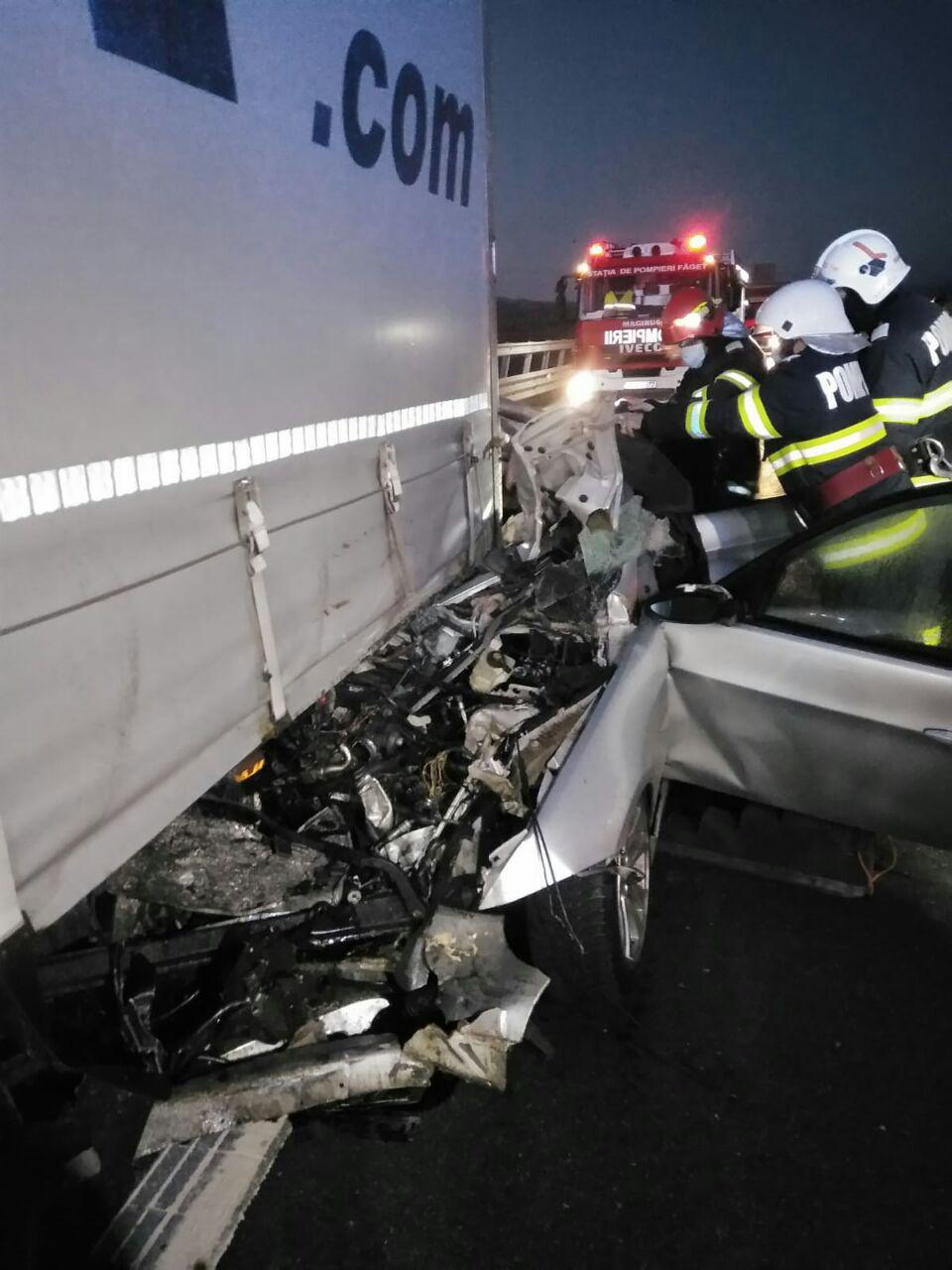 Accident mortal pe A1, aproape de Margina. A intrat cu BMW-ul sub un tir