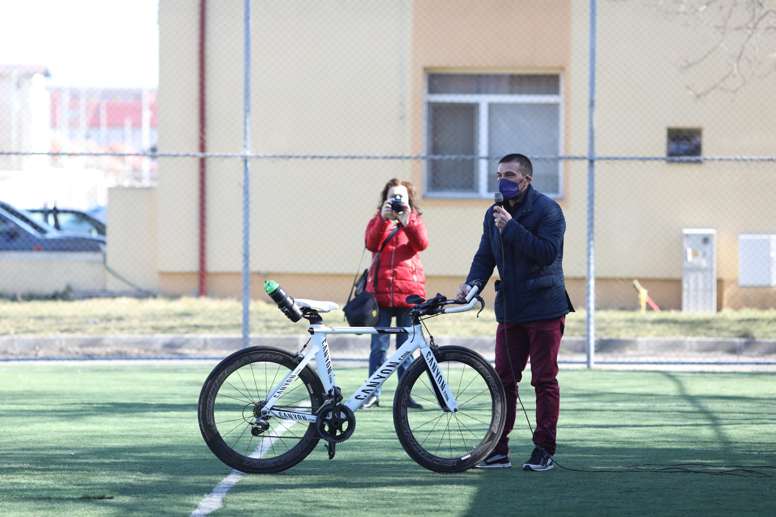 Ciprian Bălănescu își prezintă bicicleta în fața copiilor de la LPS Banatul