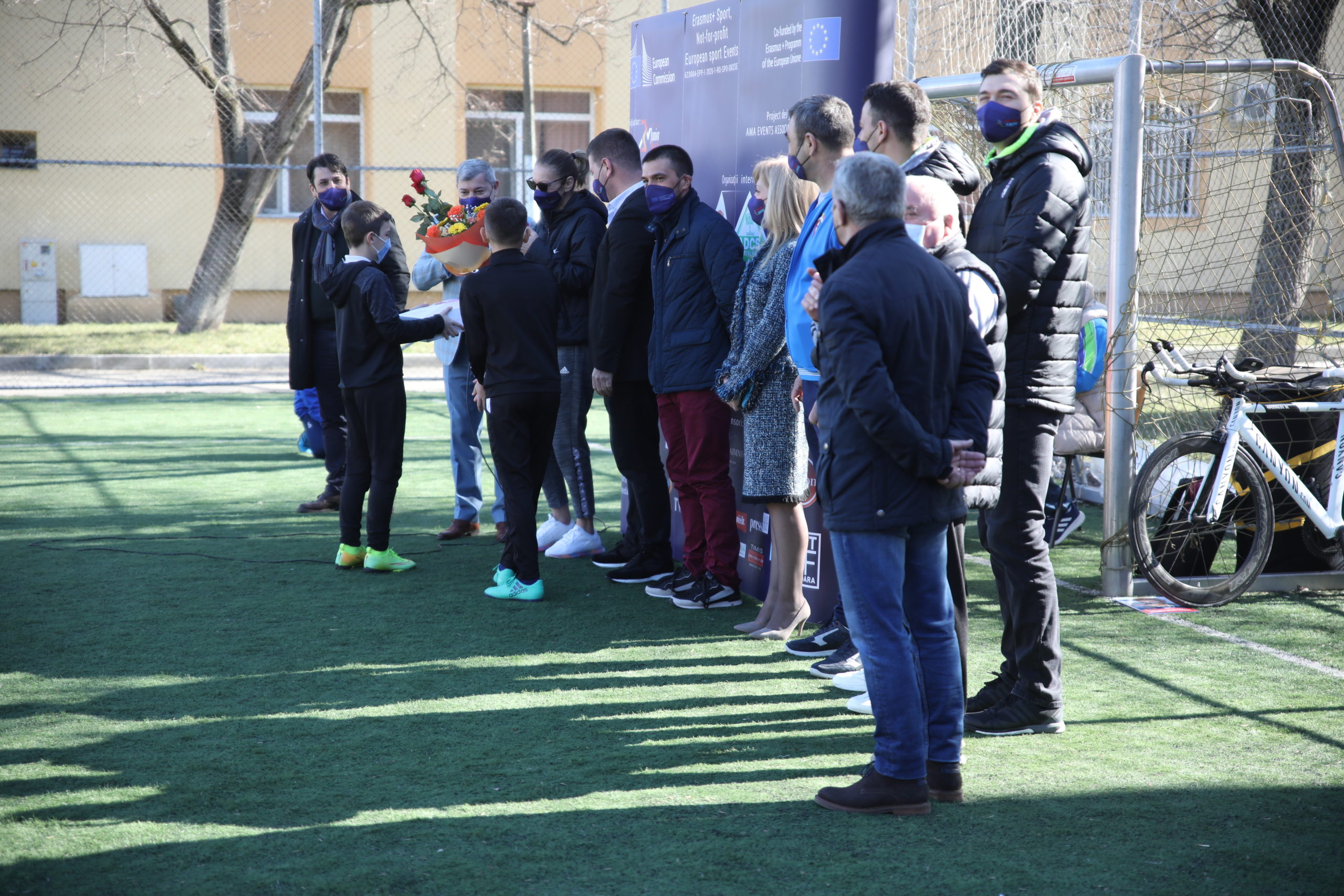 Vera Gavrilă primește un buchet de flori, de ziua sa, în curtea LPS Banatul