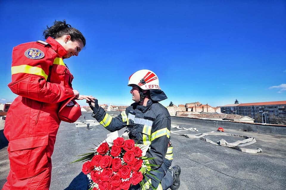 Cerere inedită în căsătorie. Un pompier al ISU Banat și-a cerut de soție iubita, paramedic