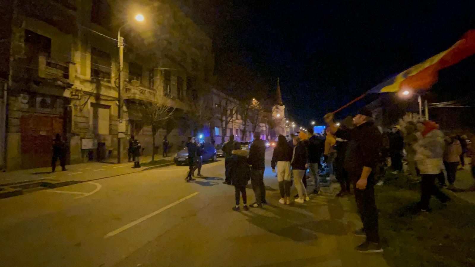 Protest anti-carantină noaptea, la Timișoara, în fața casei primarului Dominic Fritz