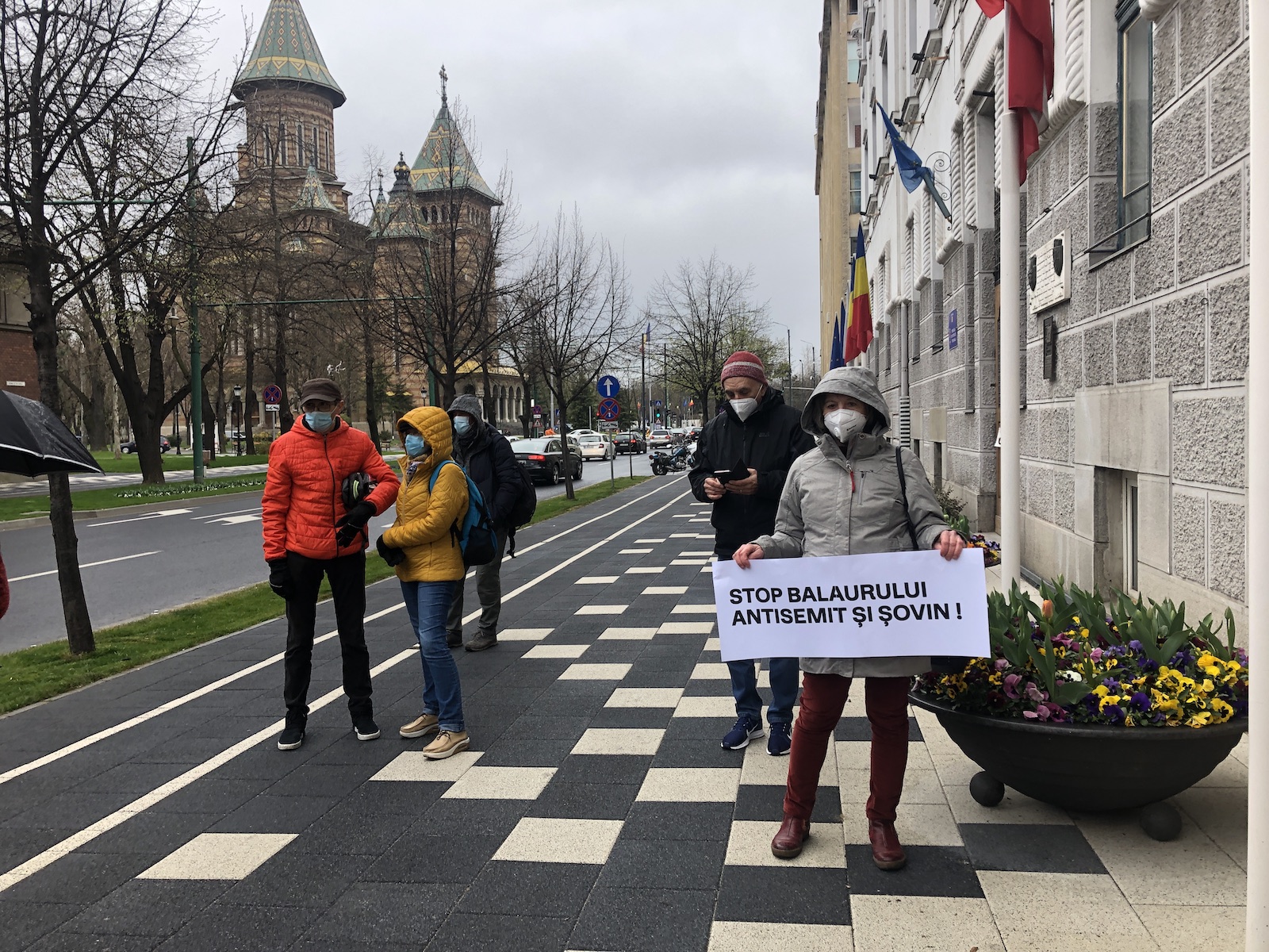 protest cu fritz in fata primariei anti xenofobie 1