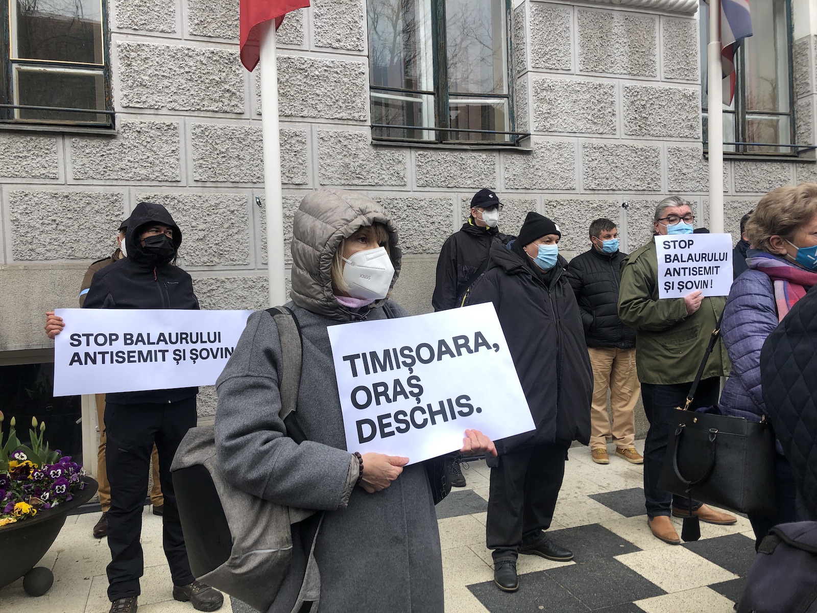 protest cu fritz in fata primariei anti xenofobie 3