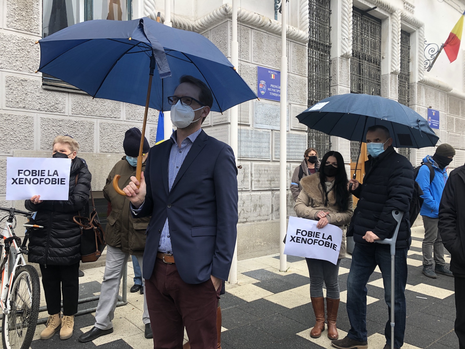 protest cu fritz in fata primariei anti xenofobie 5