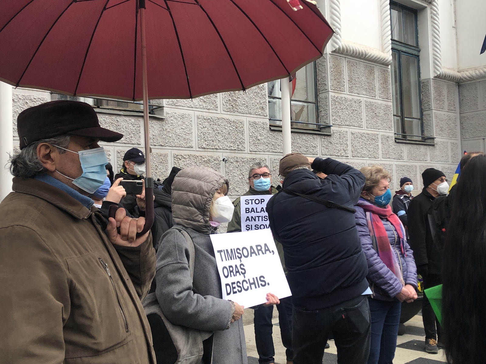 protest cu fritz in fata primariei anti xenofobie 9