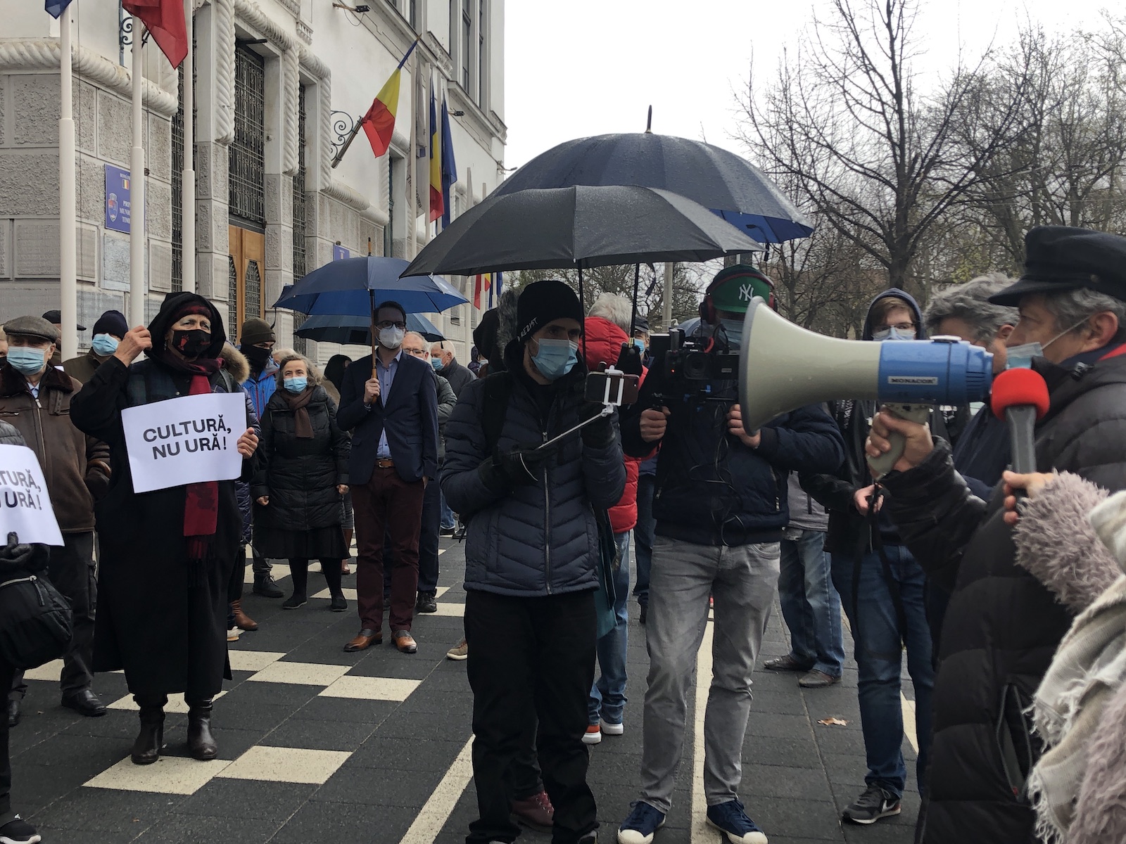 protest cu fritz in fata primariei anti xenofobie 11