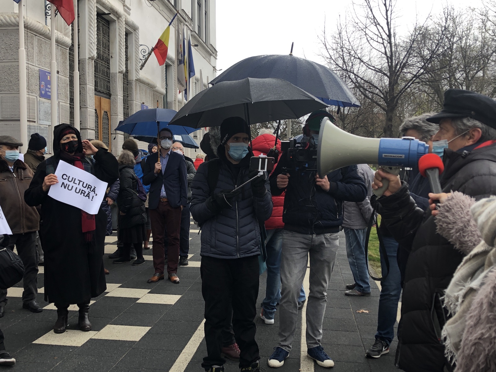protest cu fritz in fata primariei anti xenofobie 12