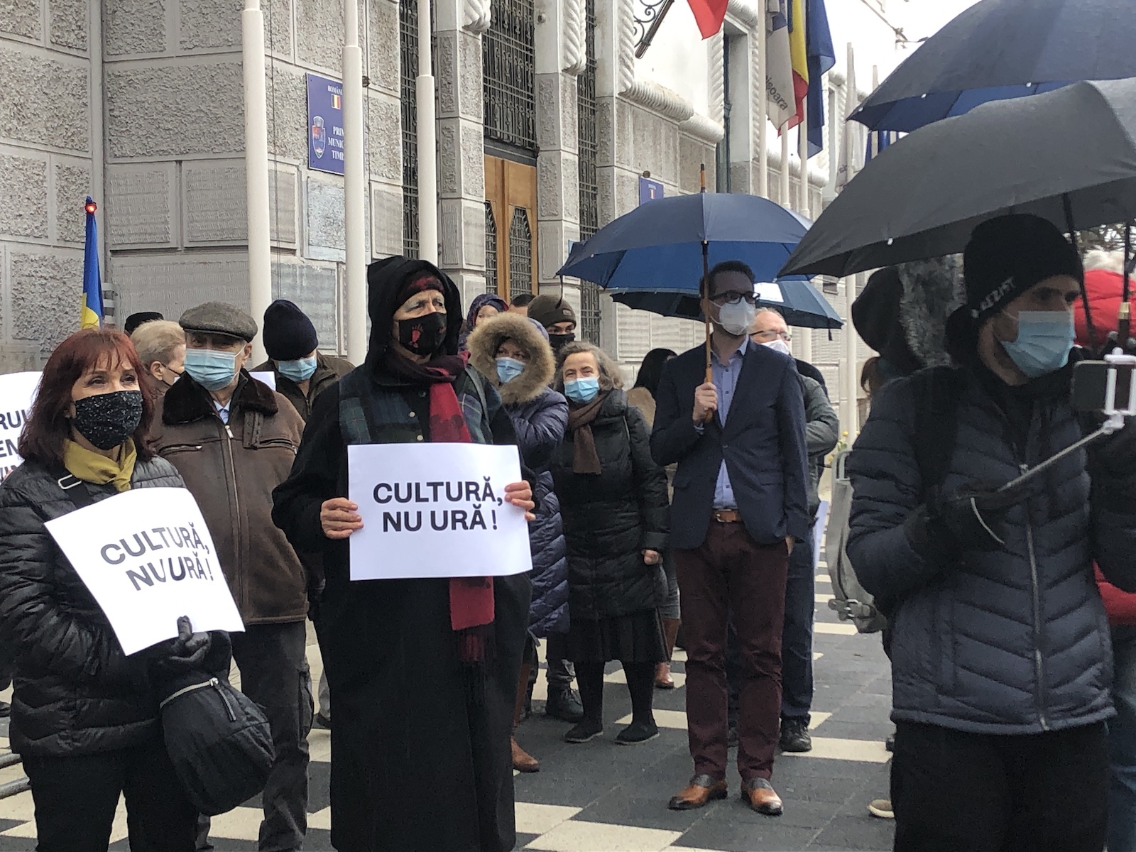 protest cu fritz in fata primariei anti xenofobie 13