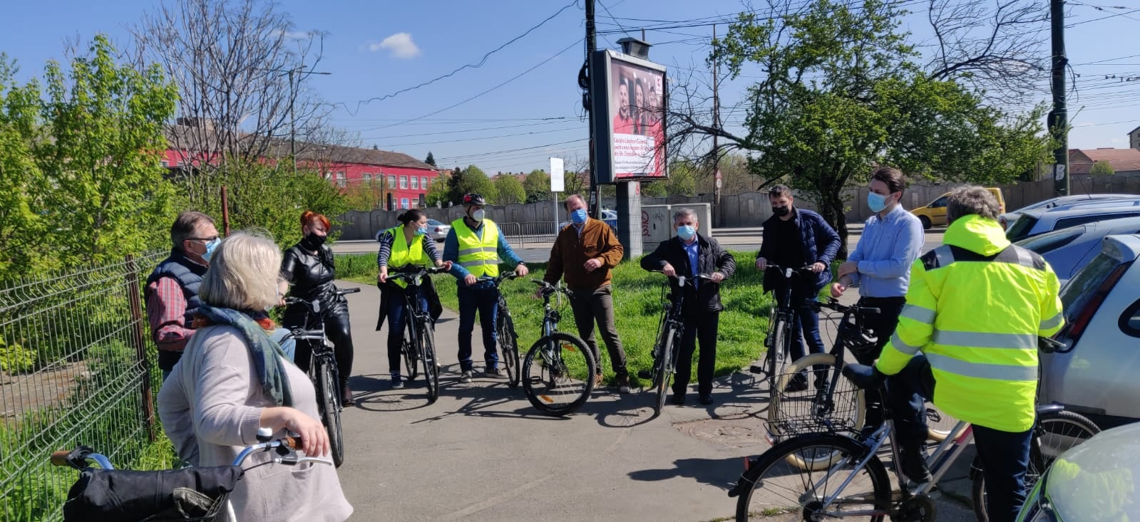 Exercițiu de normalitate. Șefii din primărie, în frunte cu Fritz și Lațcău, la plimbare cu bicicleta prin Timișoara