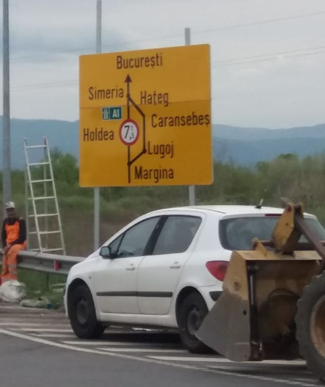 Au început să fie montate semnalizări pe drumul dintre Margina și Holdea