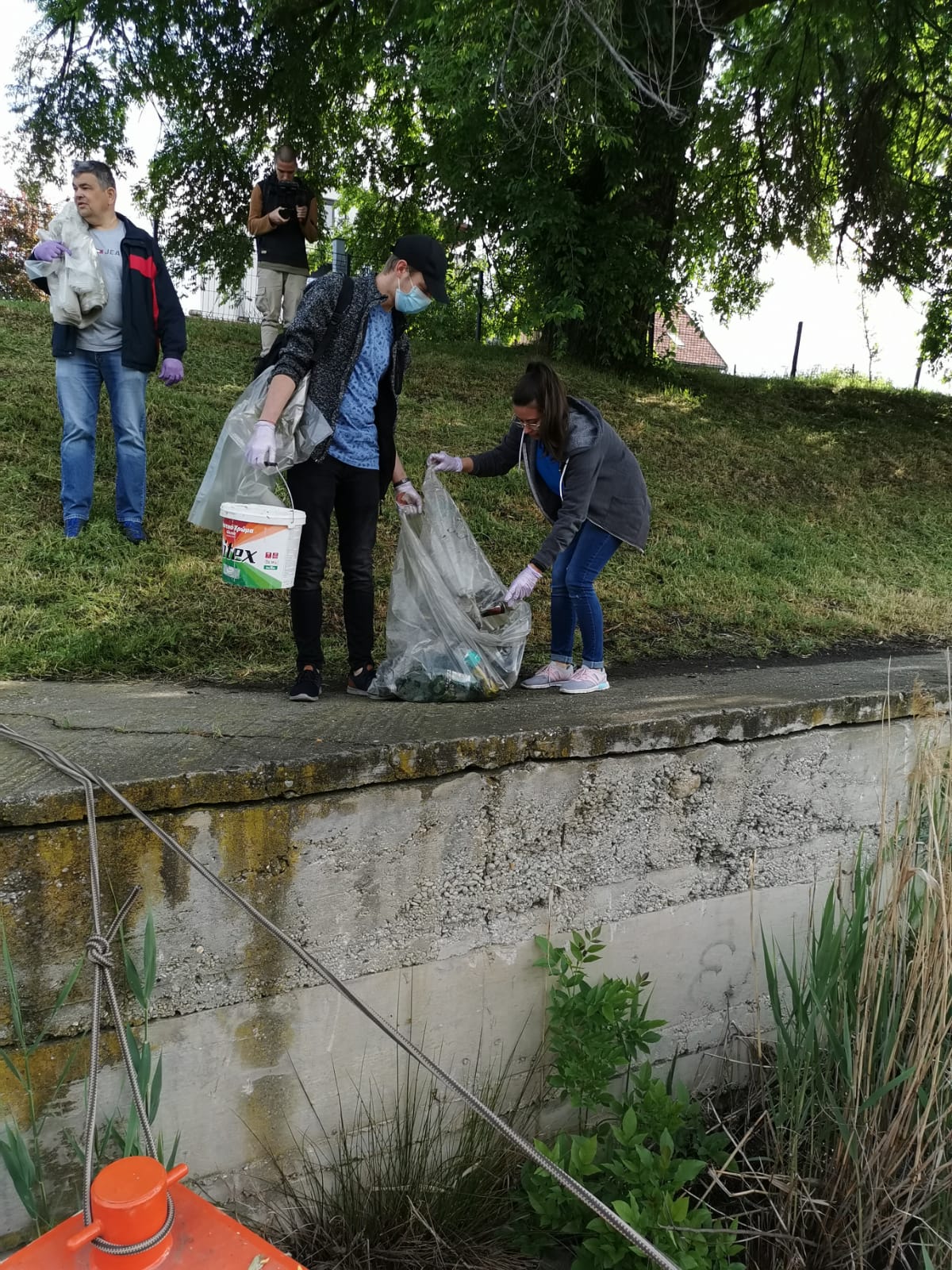 Zeci de persoane au participat la acțiunea de curățenie a malurilor Begăi, la Timișoara