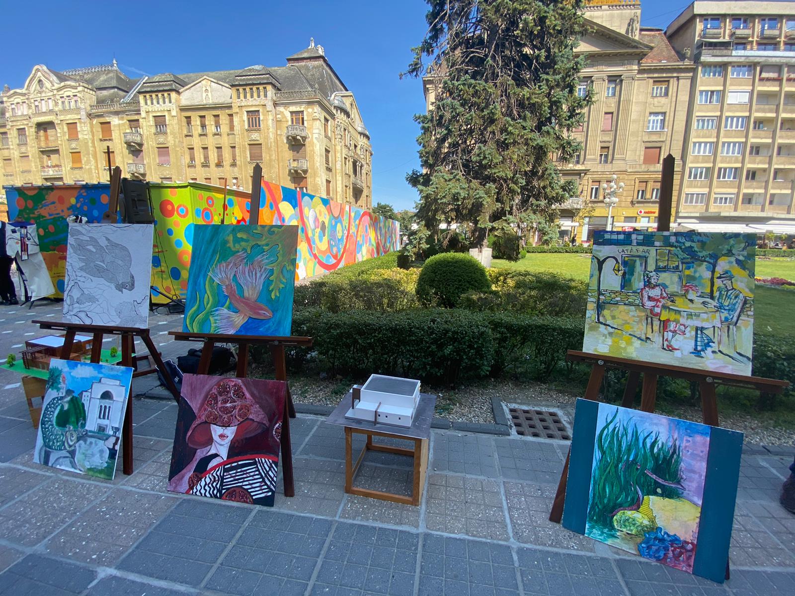 Elevii de la Liceul de Arte din Timișoara au dat culoare panourilor din jurul Fântânii cu Pești