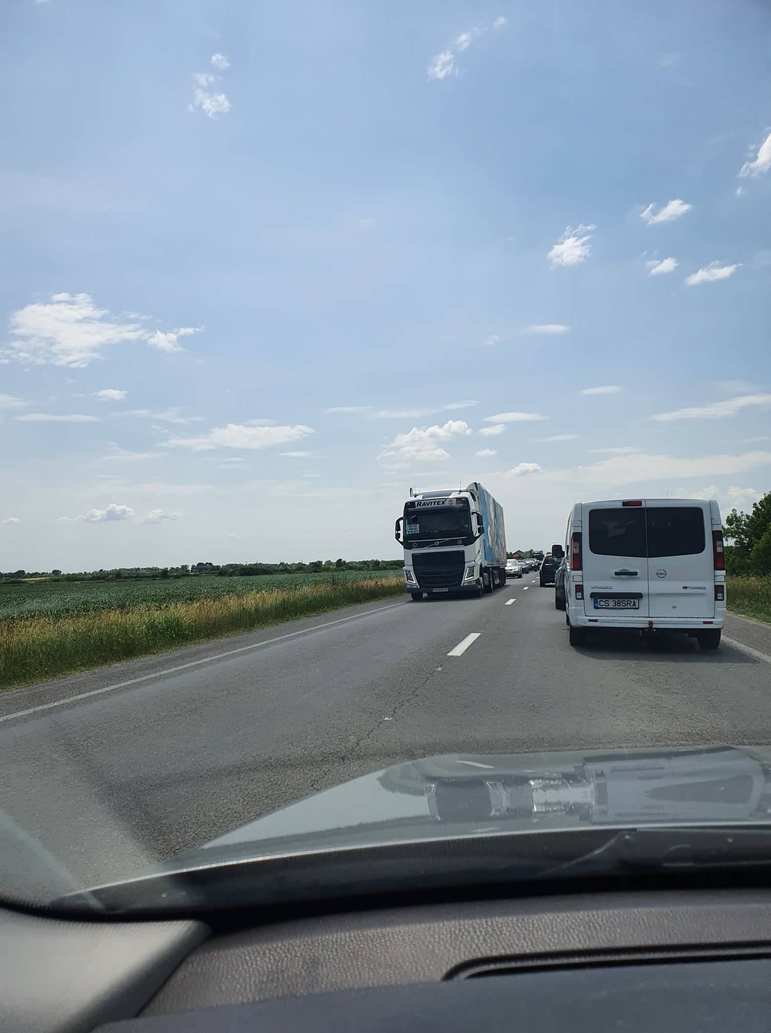 În județul Timiș, protestul s-a desfășurat pe drumul ce leagă Timișoara de Lugoj, dar și pe urcarea pe A1, între centură și Giarmata. Șoferii de tir au condus cu viteză foarte mică, iar traficul a fost dat peste cap și s-au format cozi. Transportatorii sunt nemulțumiți de intenția guvernului de a impozita diurnele și spun că inițiativa le-ar reduce de la 87.5 la 45 de euro pe zi. De asemenea, nu sunt de acord cu introducerea unei taxe de drum, pe kilometru.