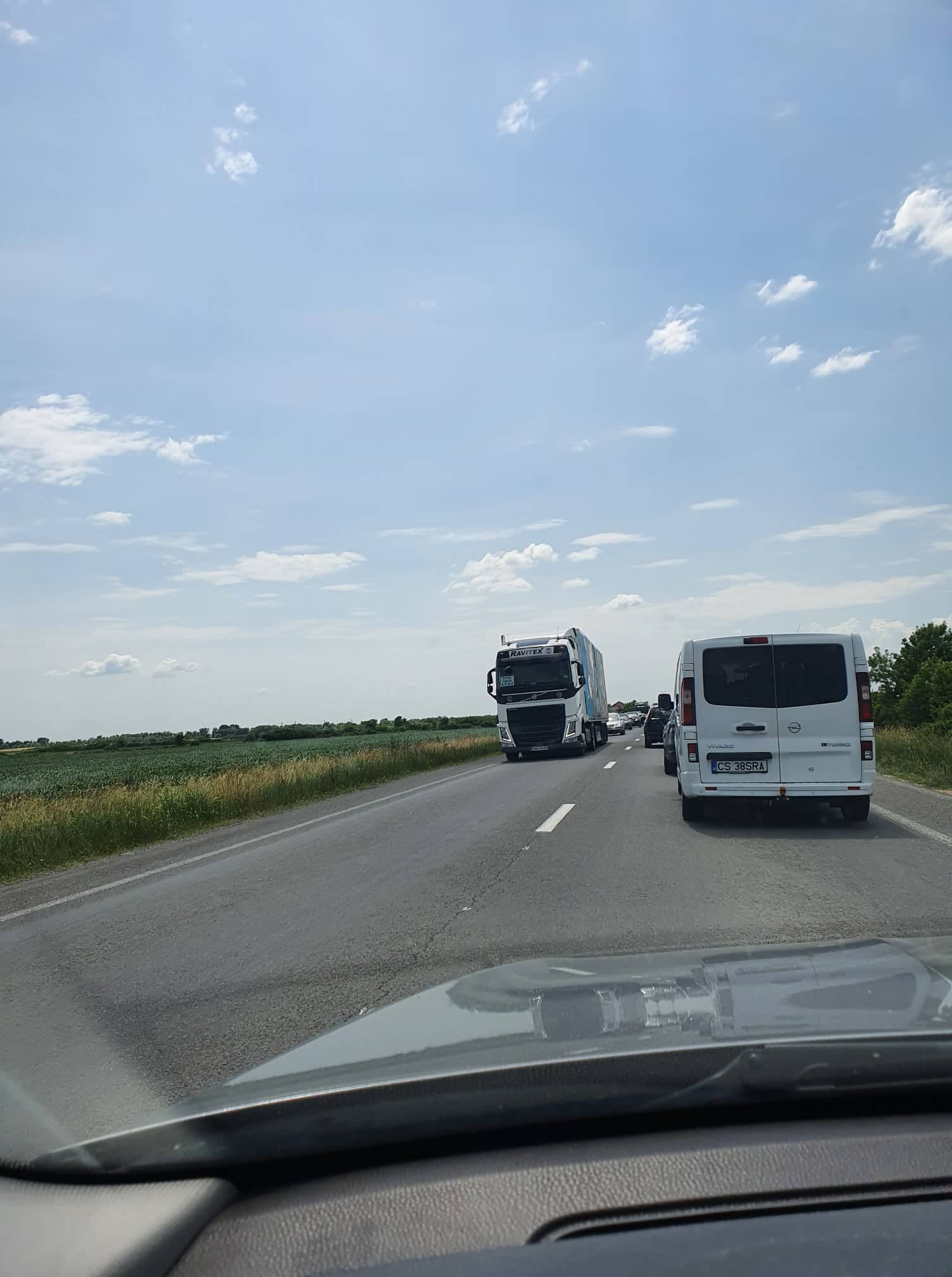 În județul Timiș, protestul s-a desfășurat pe drumul ce leagă Timișoara de Lugoj, dar și pe urcarea pe A1, între centură și Giarmata. Șoferii de tir au condus cu viteză foarte mică, iar traficul a fost dat peste cap și s-au format cozi. Transportatorii sunt nemulțumiți de intenția guvernului de a impozita diurnele și spun că inițiativa le-ar reduce de la 87.5 la 45 de euro pe zi. De asemenea, nu sunt de acord cu introducerea unei taxe de drum, pe kilometru.