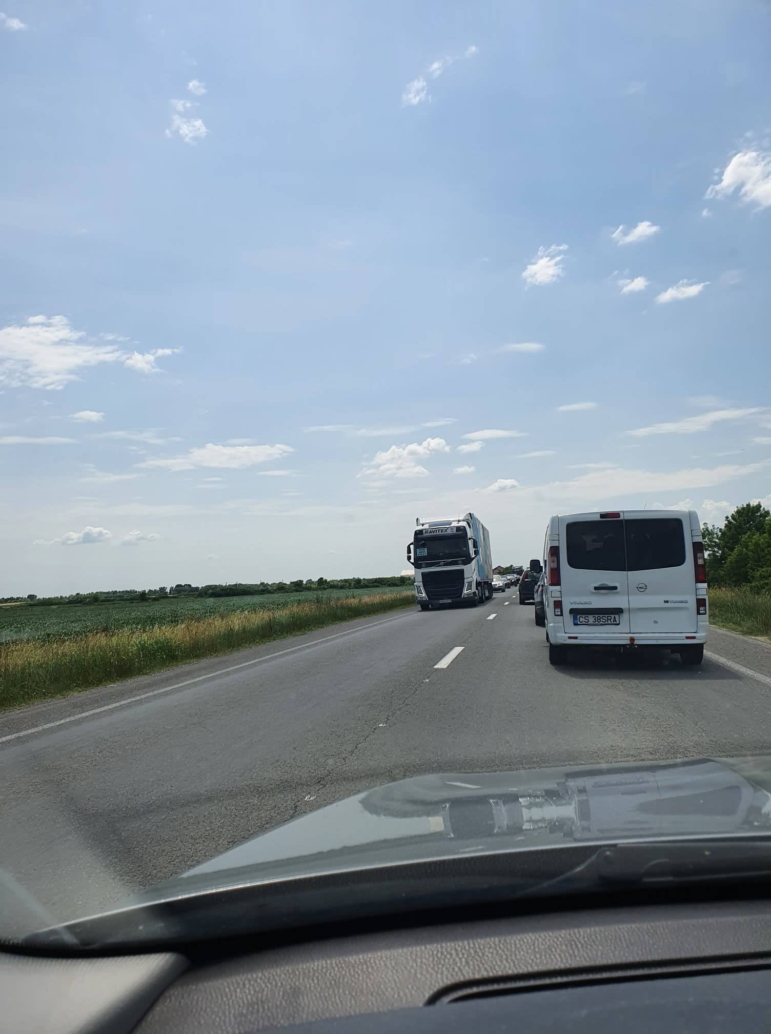 În județul Timiș, protestul s-a desfășurat pe drumul ce leagă Timișoara de Lugoj, dar și pe urcarea pe A1, între centură și Giarmata. Șoferii de tir au condus cu viteză foarte mică, iar traficul a fost dat peste cap și s-au format cozi. Transportatorii sunt nemulțumiți de intenția guvernului de a impozita diurnele și spun că inițiativa le-ar reduce de la 87.5 la 45 de euro pe zi. De asemenea, nu sunt de acord cu introducerea unei taxe de drum, pe kilometru.