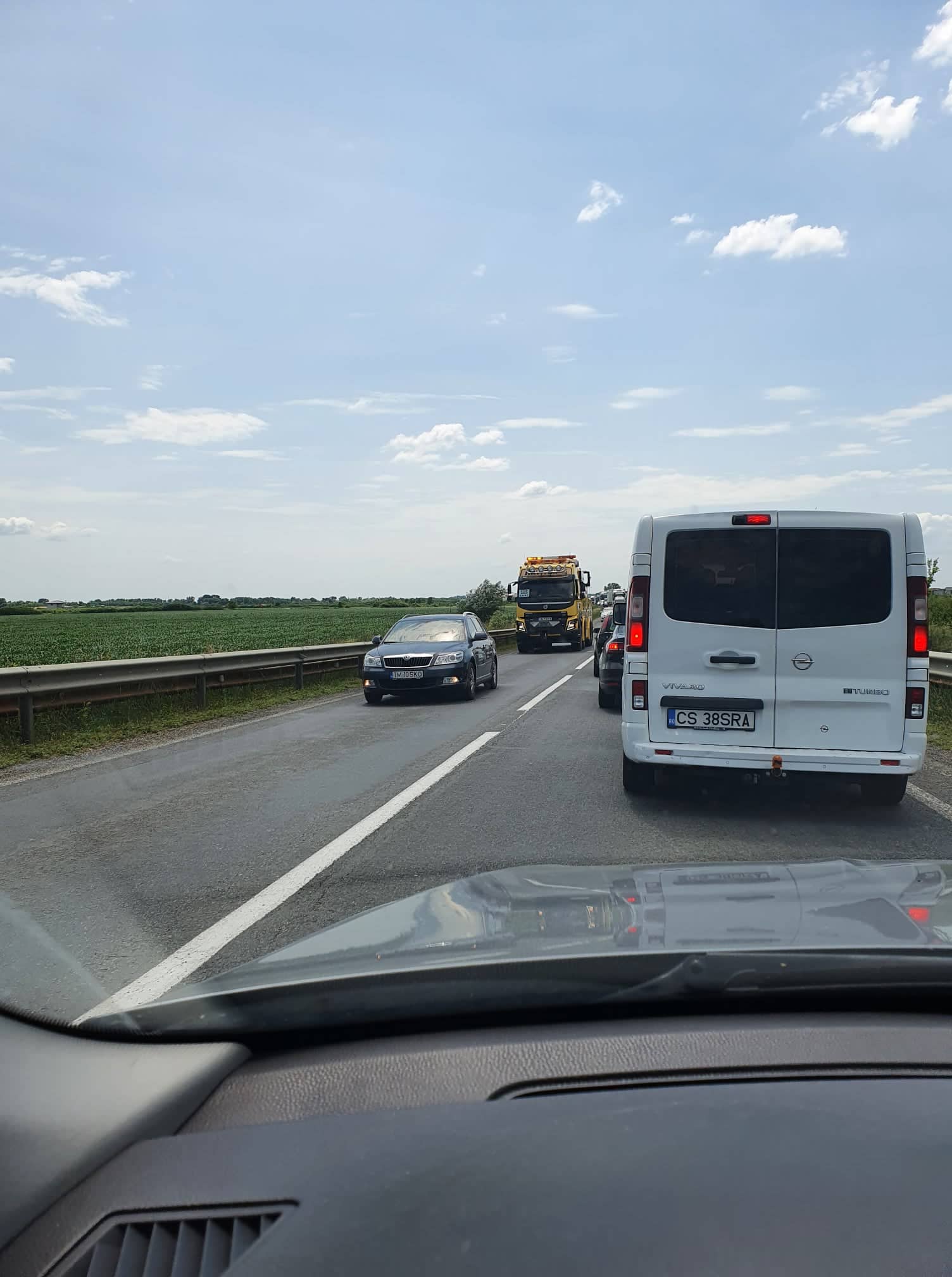 În județul Timiș, protestul s-a desfășurat pe drumul ce leagă Timișoara de Lugoj, dar și pe urcarea pe A1, între centură și Giarmata. Șoferii de tir au condus cu viteză foarte mică, iar traficul a fost dat peste cap și s-au format cozi. Transportatorii sunt nemulțumiți de intenția guvernului de a impozita diurnele și spun că inițiativa le-ar reduce de la 87.5 la 45 de euro pe zi. De asemenea, nu sunt de acord cu introducerea unei taxe de drum, pe kilometru.