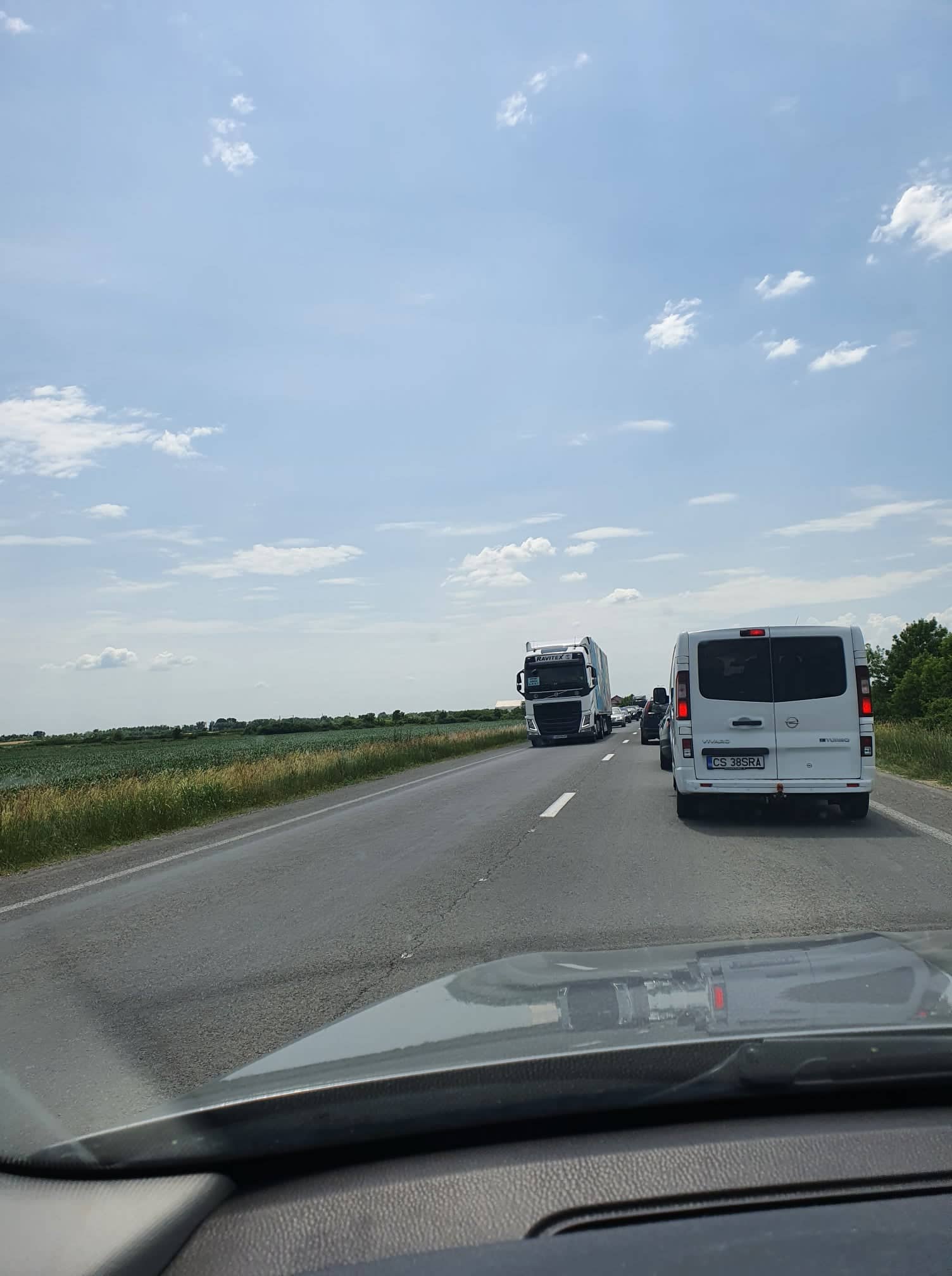 În județul Timiș, protestul s-a desfășurat pe drumul ce leagă Timișoara de Lugoj, dar și pe urcarea pe A1, între centură și Giarmata. Șoferii de tir au condus cu viteză foarte mică, iar traficul a fost dat peste cap și s-au format cozi. Transportatorii sunt nemulțumiți de intenția guvernului de a impozita diurnele și spun că inițiativa le-ar reduce de la 87.5 la 45 de euro pe zi. De asemenea, nu sunt de acord cu introducerea unei taxe de drum, pe kilometru.