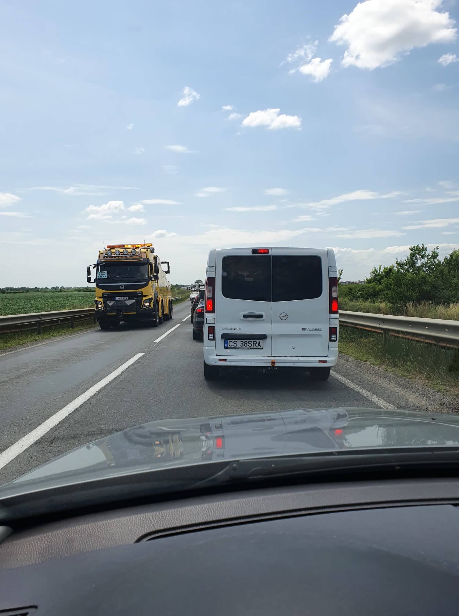 În județul Timiș, protestul s-a desfășurat pe drumul ce leagă Timișoara de Lugoj, dar și pe urcarea pe A1, între centură și Giarmata. Șoferii de tir au condus cu viteză foarte mică, iar traficul a fost dat peste cap și s-au format cozi. Transportatorii sunt nemulțumiți de intenția guvernului de a impozita diurnele și spun că inițiativa le-ar reduce de la 87.5 la 45 de euro pe zi. De asemenea, nu sunt de acord cu introducerea unei taxe de drum, pe kilometru.