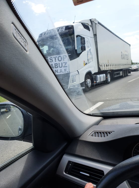 În județul Timiș, protestul s-a desfășurat pe drumul ce leagă Timișoara de Lugoj, dar și pe urcarea pe A1, între centură și Giarmata. Șoferii de tir au condus cu viteză foarte mică, iar traficul a fost dat peste cap și s-au format cozi. Transportatorii sunt nemulțumiți de intenția guvernului de a impozita diurnele și spun că inițiativa le-ar reduce de la 87.5 la 45 de euro pe zi. De asemenea, nu sunt de acord cu introducerea unei taxe de drum, pe kilometru.