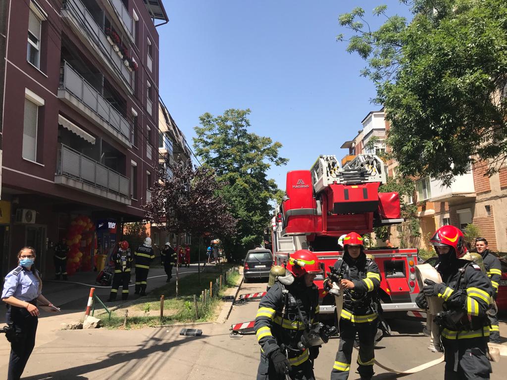Zeci de persoane evacuate din cauza unui incendiu, la Timișoara