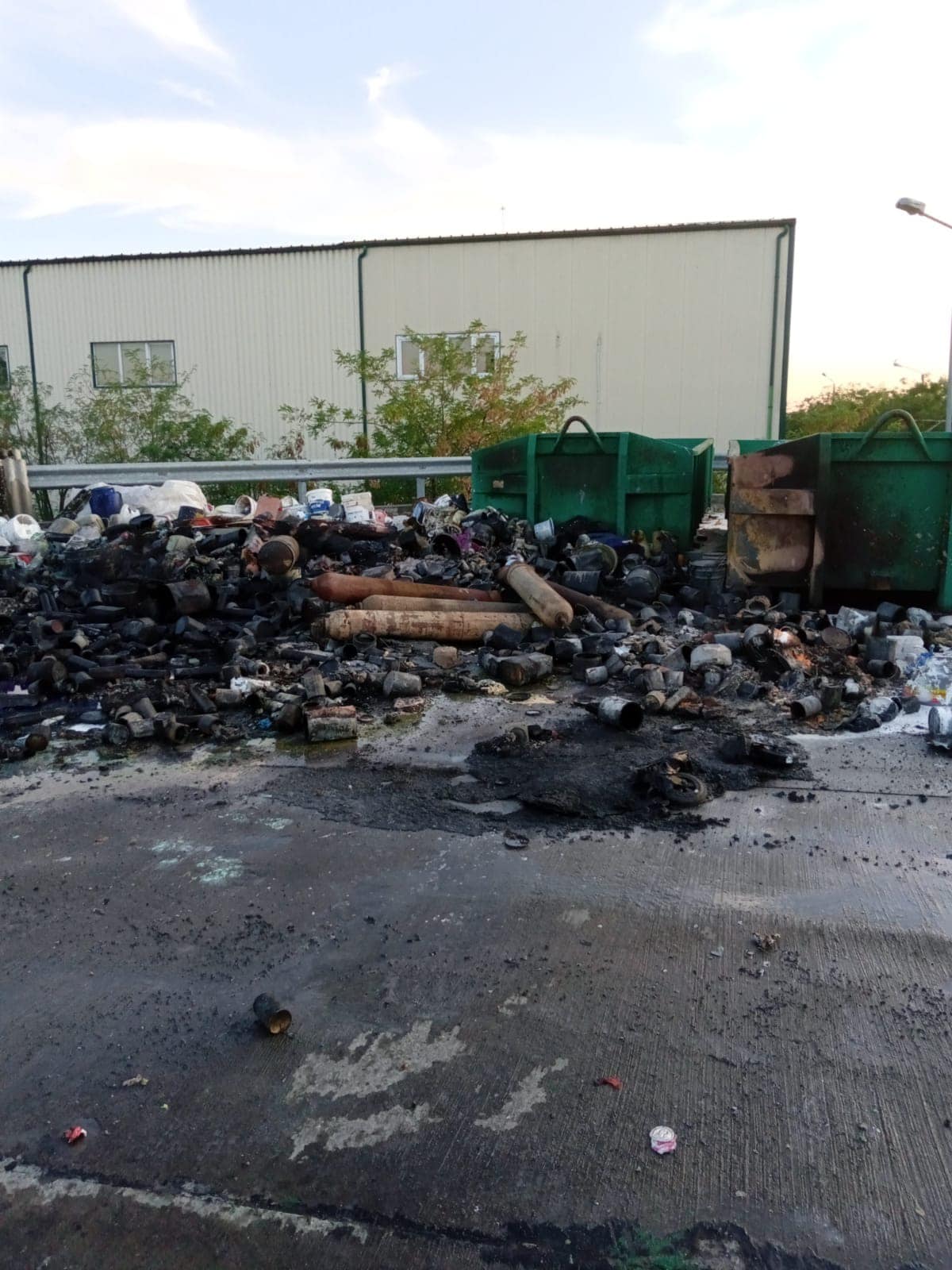 incendiu gunoi gunoaie vopsele vopseluri vopsea