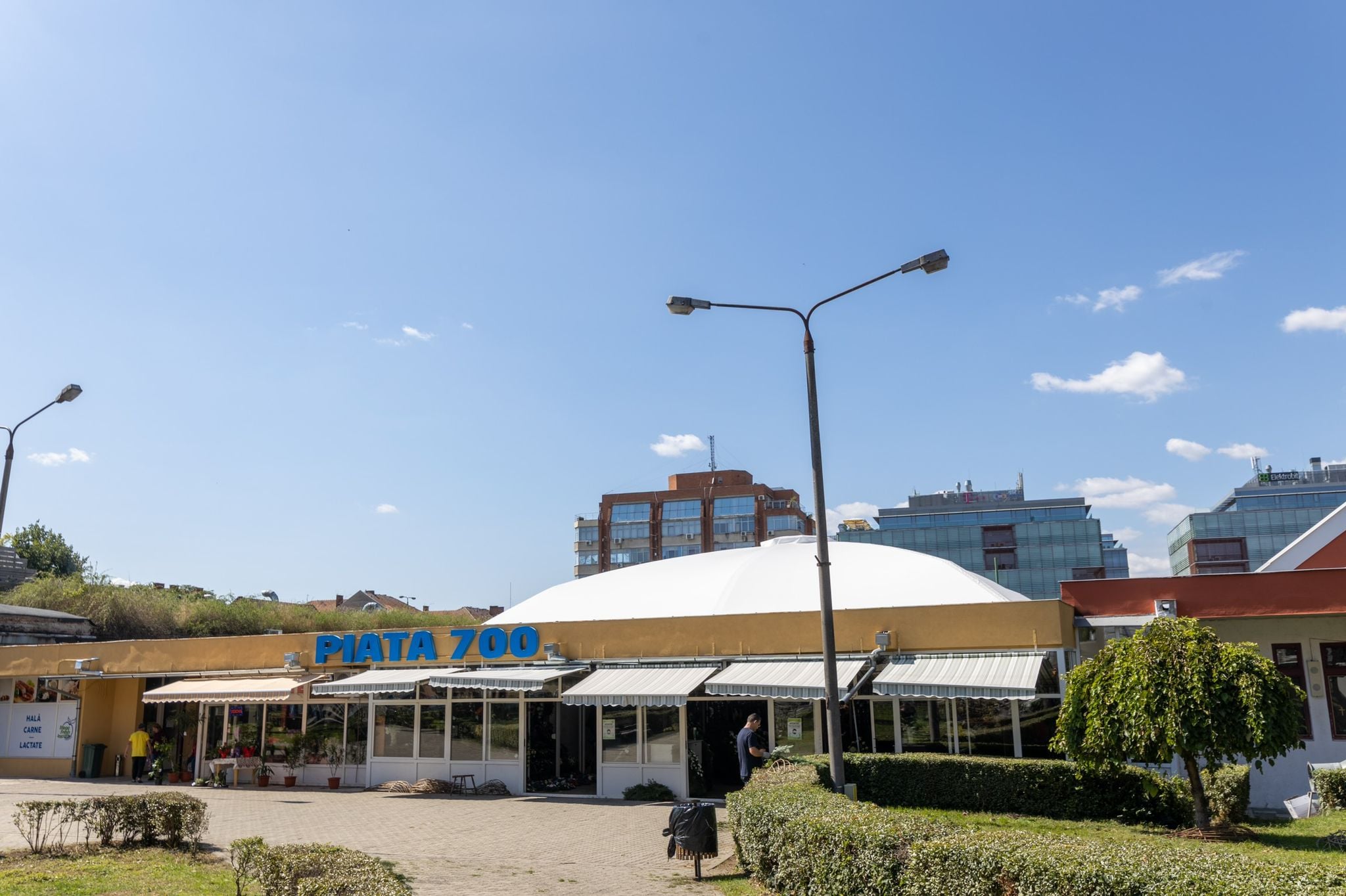 Copertină nouă la Piața de Flori din 700 Tion