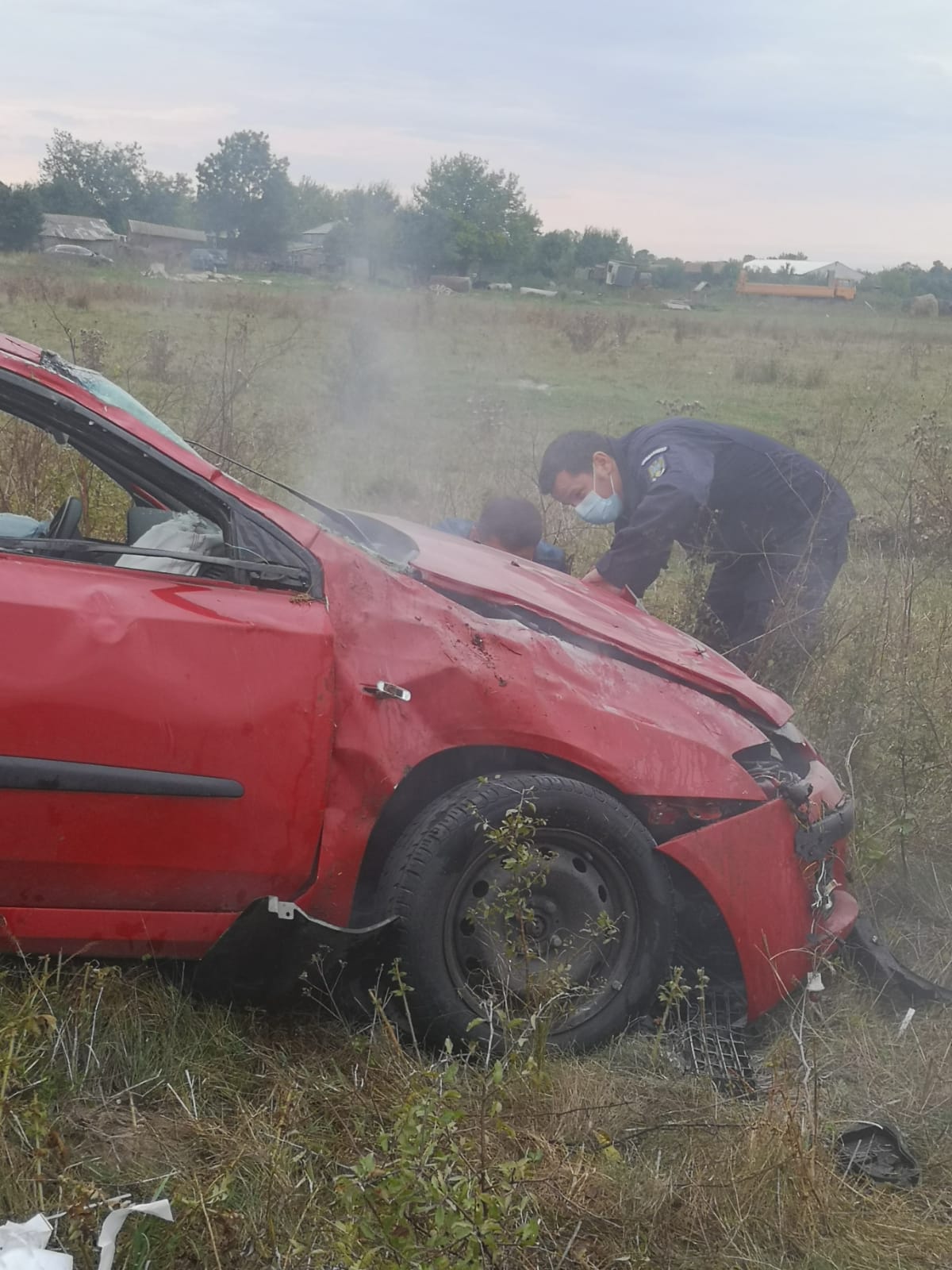 Mașină răsturnată în afara șoselei, la Chevereșu Mare