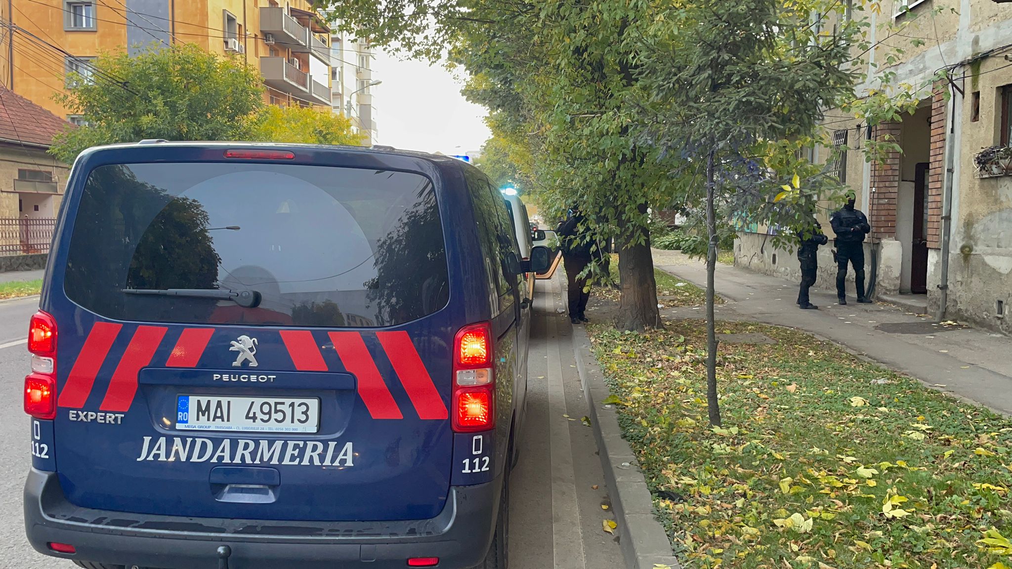 Percheziții la Timișoara pentru destructurarea unei rețele de trafic de migranți