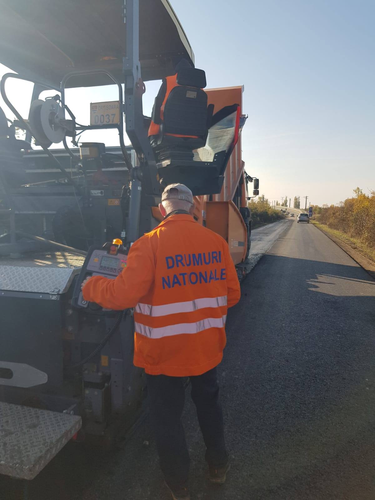 așternere a stratului protector peste sectoarele de drum reciclat prin metoda ”in situ” pe DN 59B Pustiniș – Otelec (TM) drdp timisoara (1)