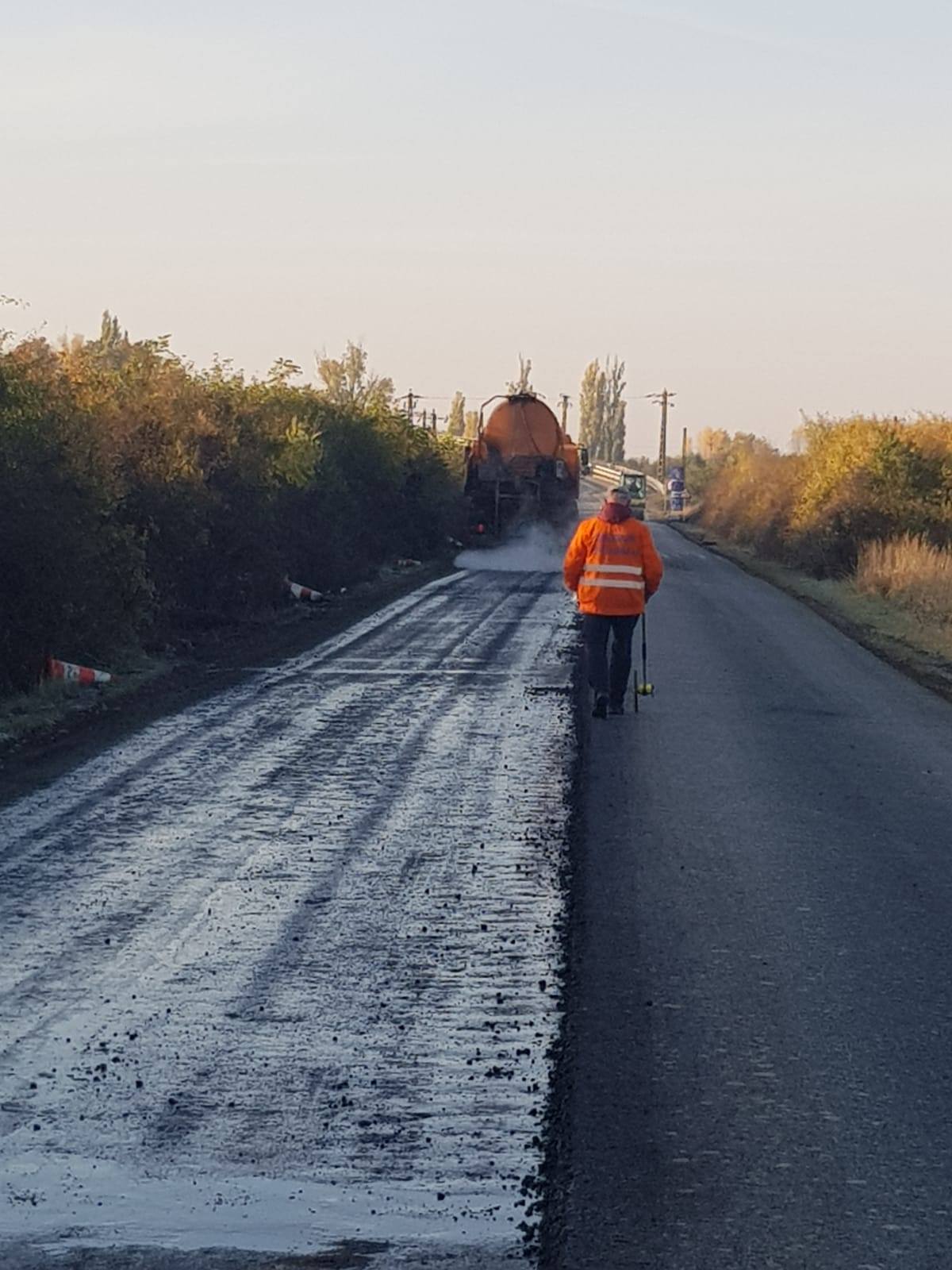 așternere a stratului protector peste sectoarele de drum reciclat prin metoda ”in situ” pe DN 59B Pustiniș – Otelec (TM) drdp timisoara (2)