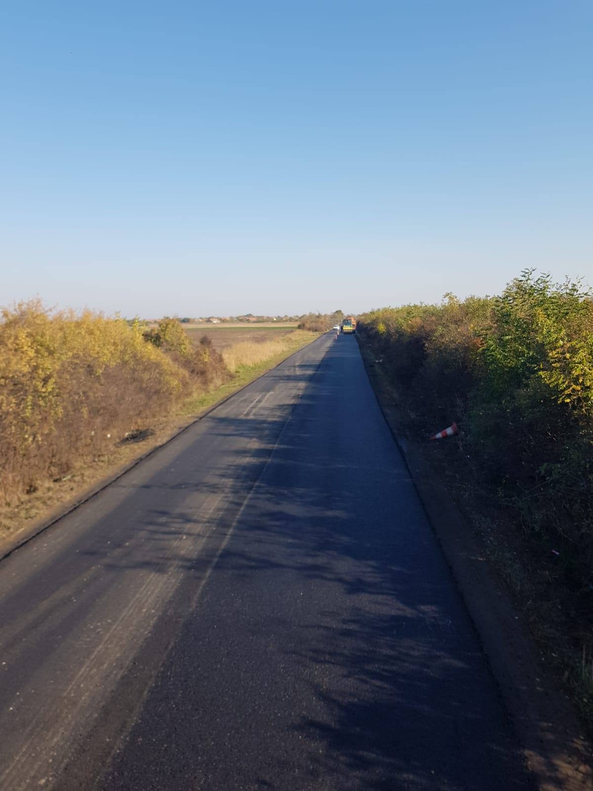 așternere a stratului protector peste sectoarele de drum reciclat prin metoda ”in situ” pe DN 59B Pustiniș – Otelec (TM) drdp timisoara (3)