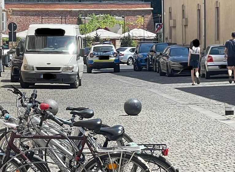 masini parcate ilegal savoya pietonala