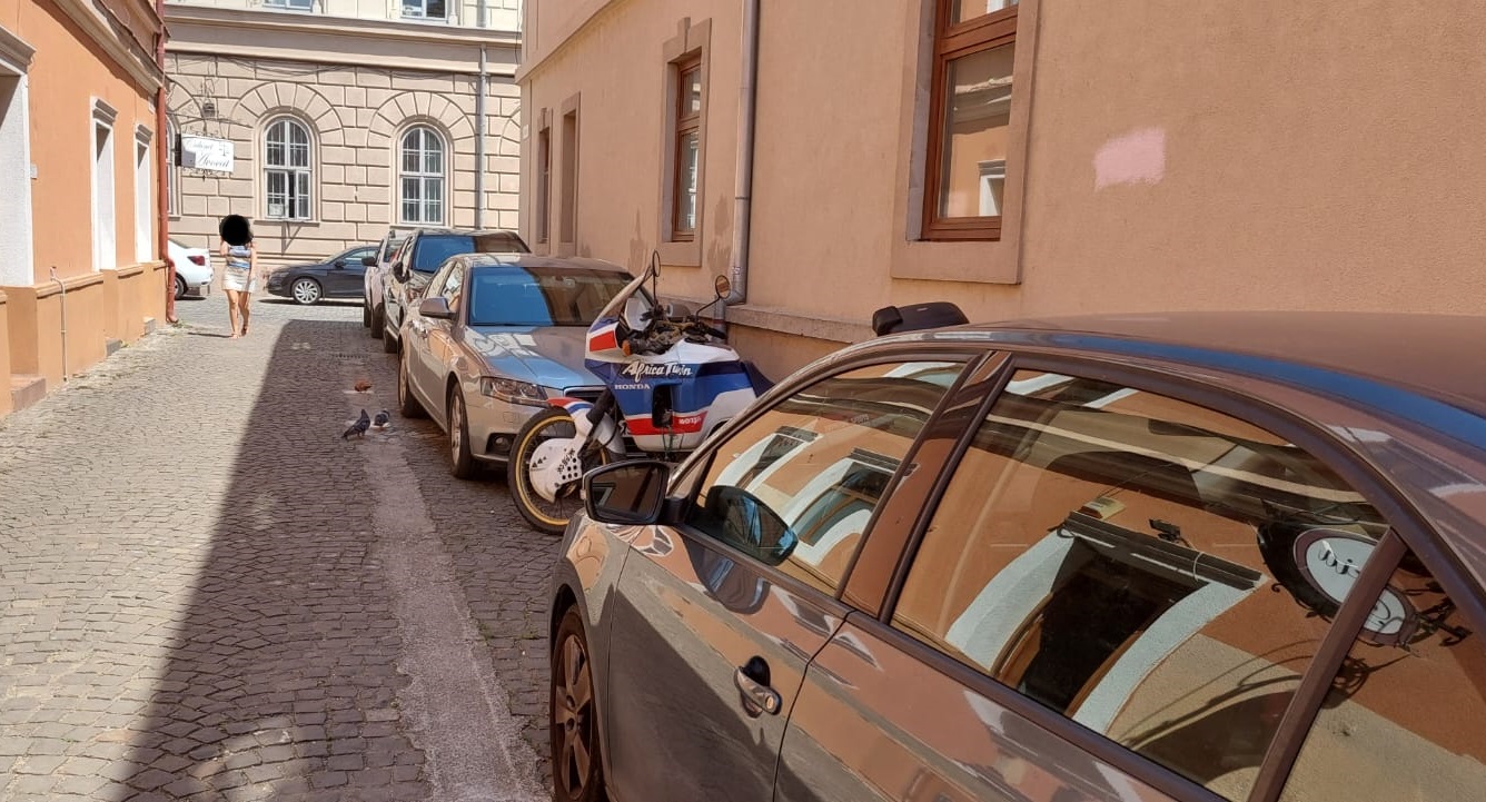 masini parcate ilegal savoya pietonala