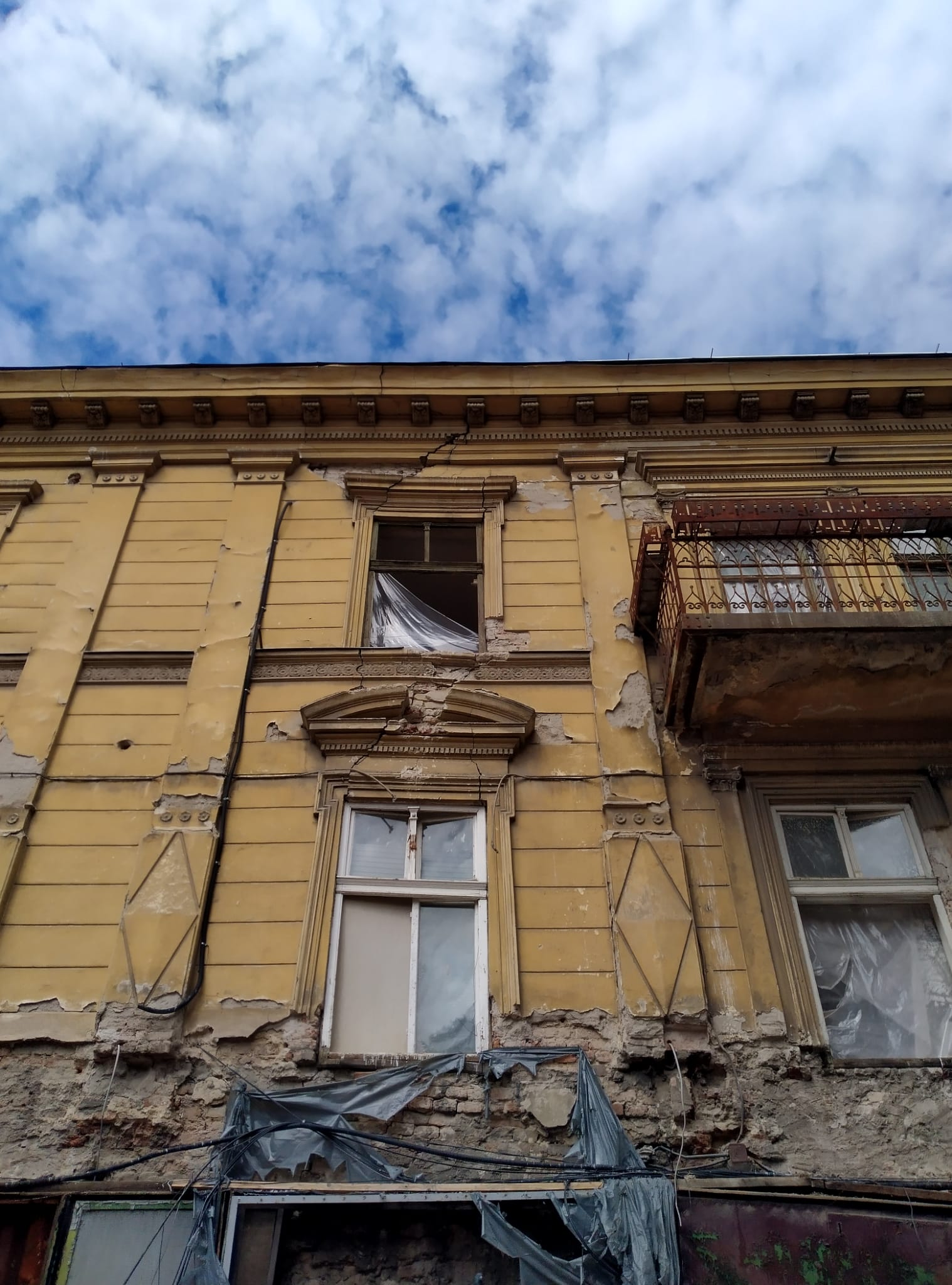 Renovare clădiri degradate